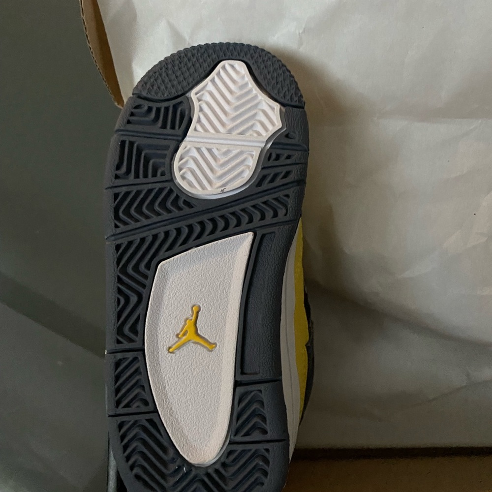 Jordan 4 Retro. - Picture 2 of 3
